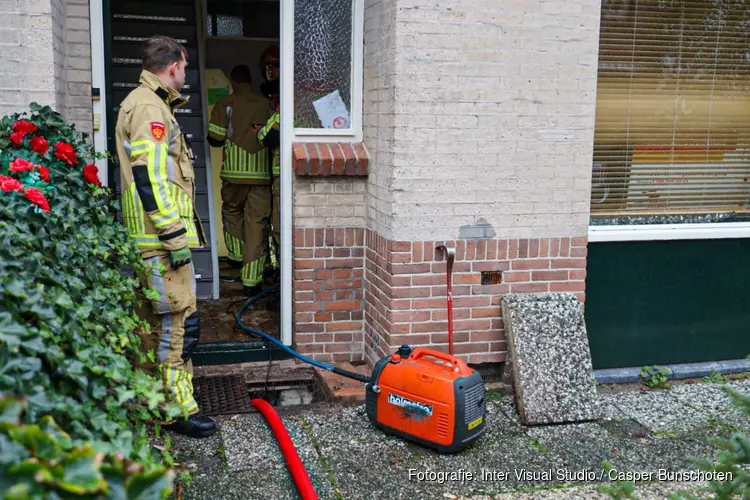 Waterleiding gesprongen in woning Bussum