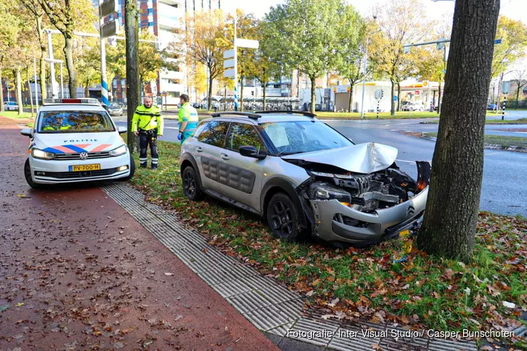 Twee auto&#39;s tegen elkaar in Huizen, één automobiliste gewond