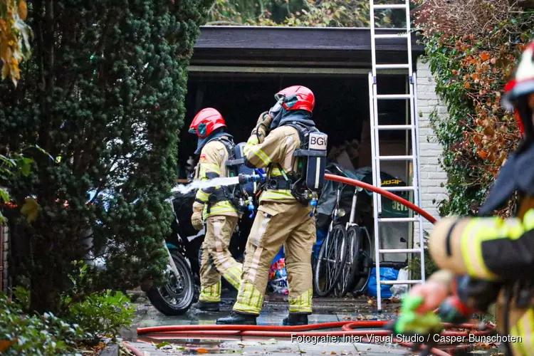 Brand in garage bij woning Laren