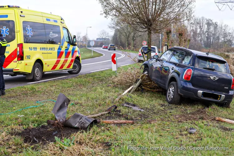 Automobiliste raakt van de weg in Muiden