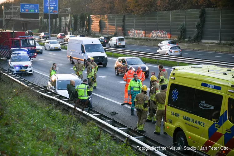 Botsing tussen vrachtwagen en auto op A1 bij Laren