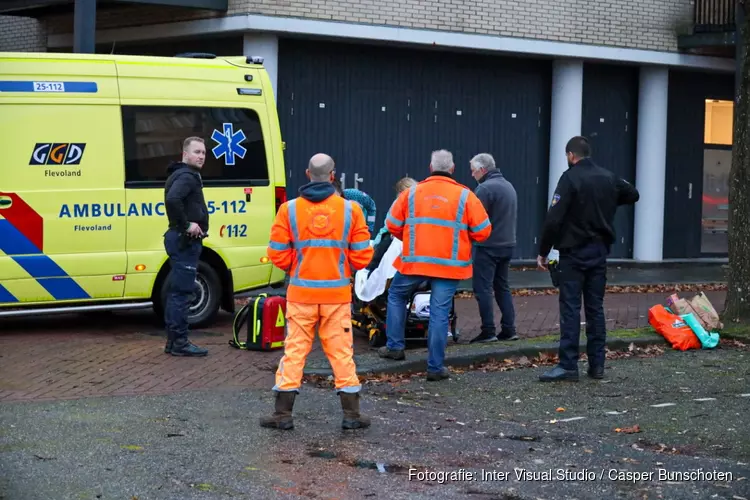 Vrouw gewond na aanrijding met vrachtauto in Huizen