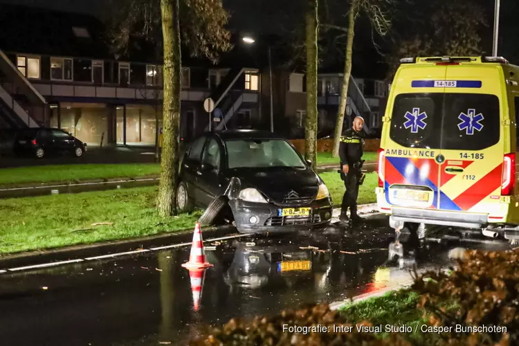 Auto tegen boom op Bovenmaatweg in Huizen