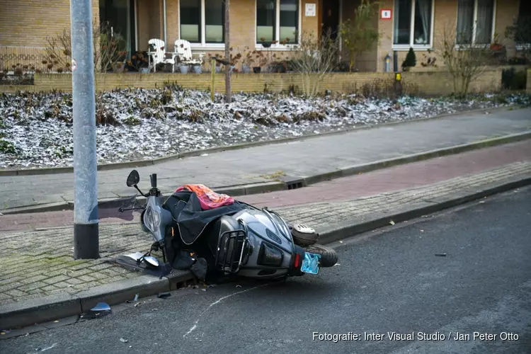 Snorscooter aangereden door auto in Hilversum