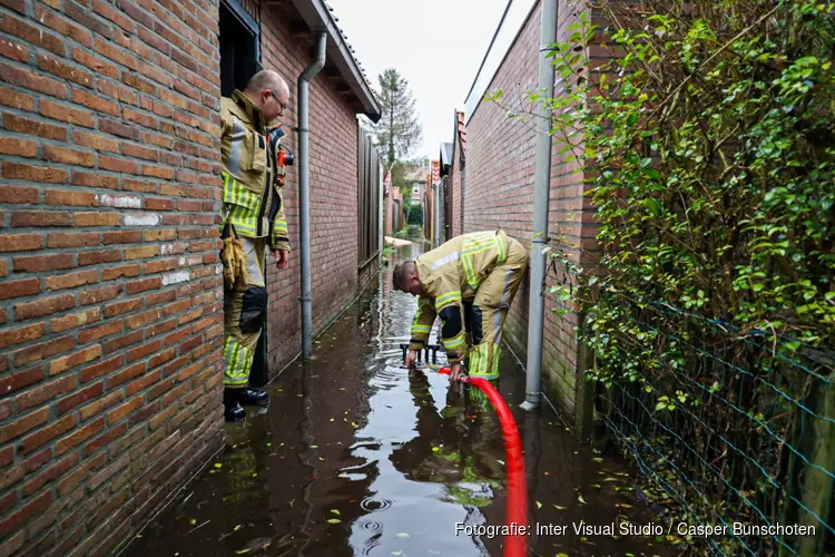 Hardnekkige wateroverlast in steeg Naarden