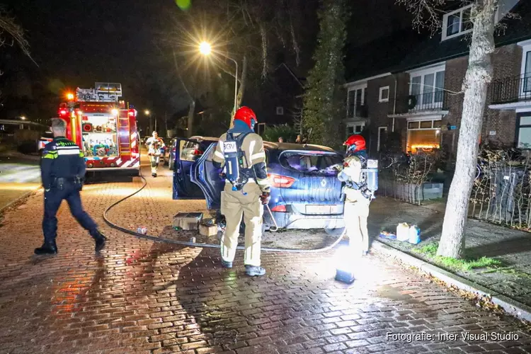 Auto in Hilversum vat vlam door vuurwerkafval