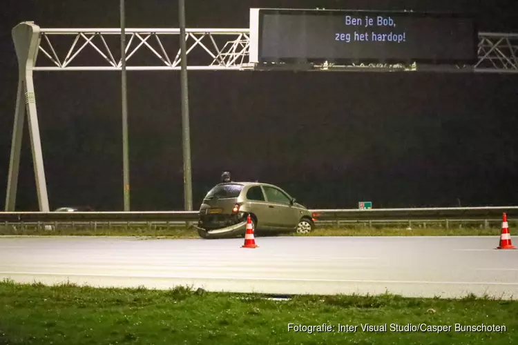 Auto botst tegen vangrail op de A1 bij Muiden