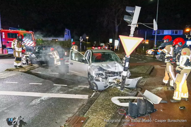 Auto vliegt in brand na botsing in Huizen