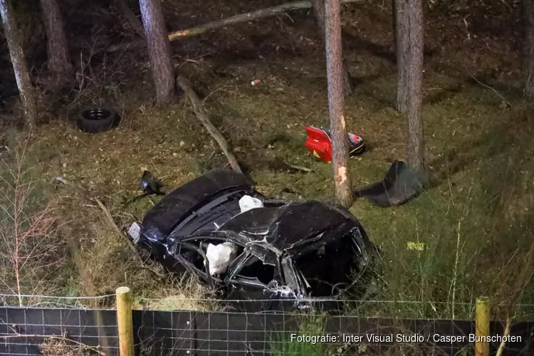 Ongeval op A27, auto rijdt van talud. Bestuurder zwaargewond