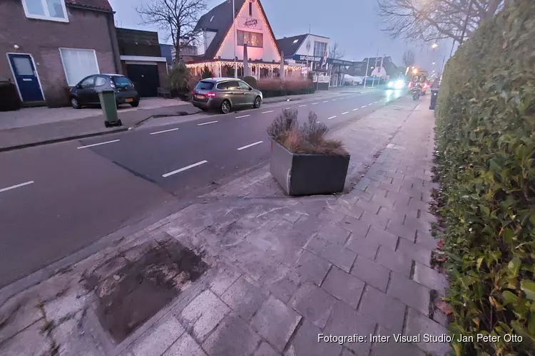 Scooterrijder naar ziekenhuis na botsing met plantenbak