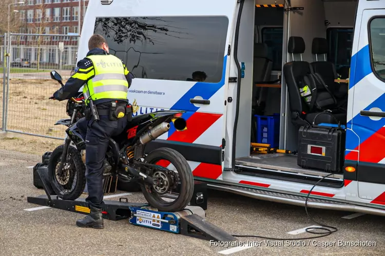 Verkeerscontrole bij voetbalvelden in Huizen