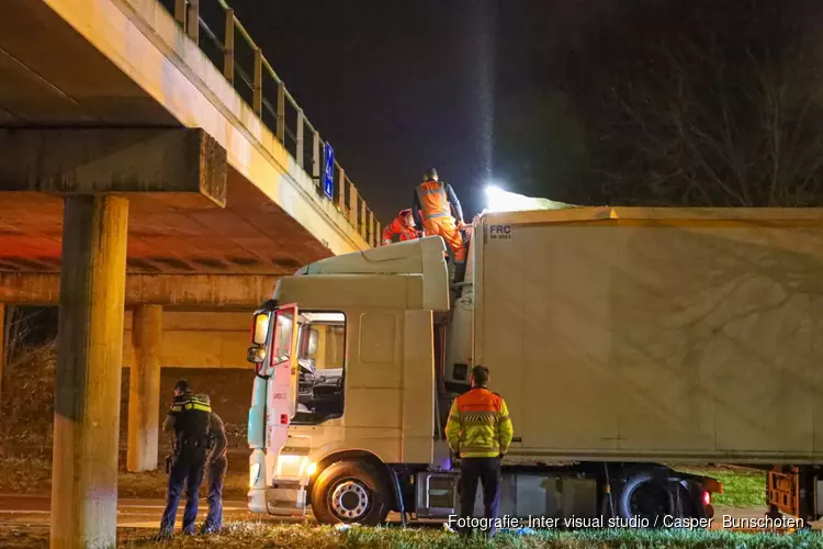 Te hoge vrachtwagen knalt op viaduct in Laren