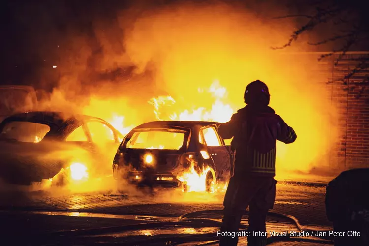 Twee auto&#39;s door brand verwoest in Bussum