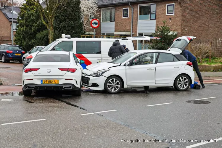 Botsing in Huizen, geen gewonden