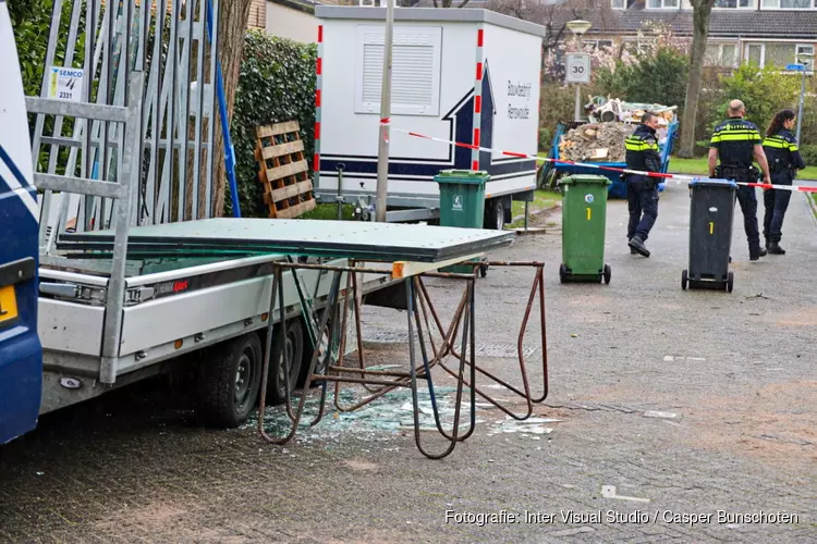 Man gewond bij gevallen glasplaten in Huizen