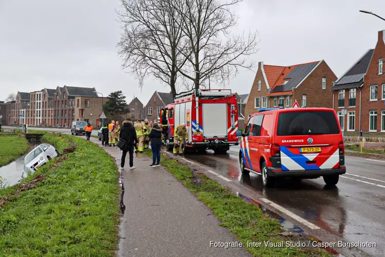 Auto te water gereden in Weesp