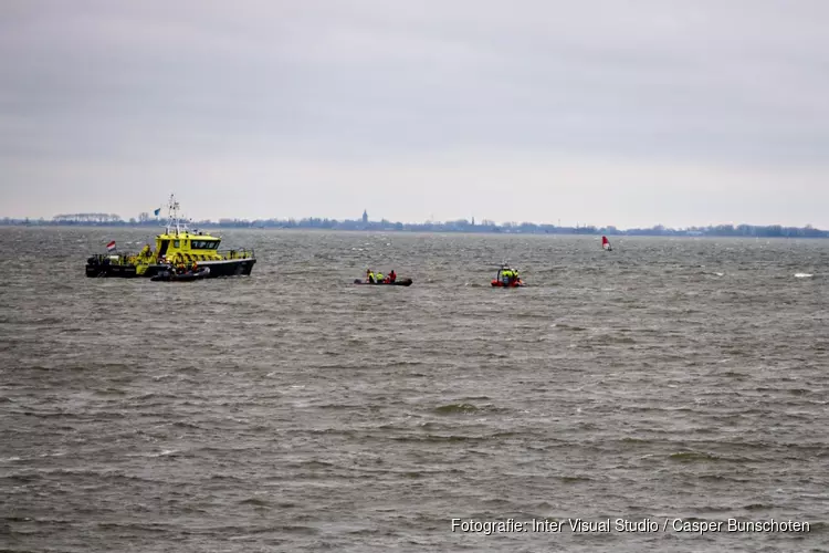 Bootje gezonken op IJmeer, twee opvarenden gered