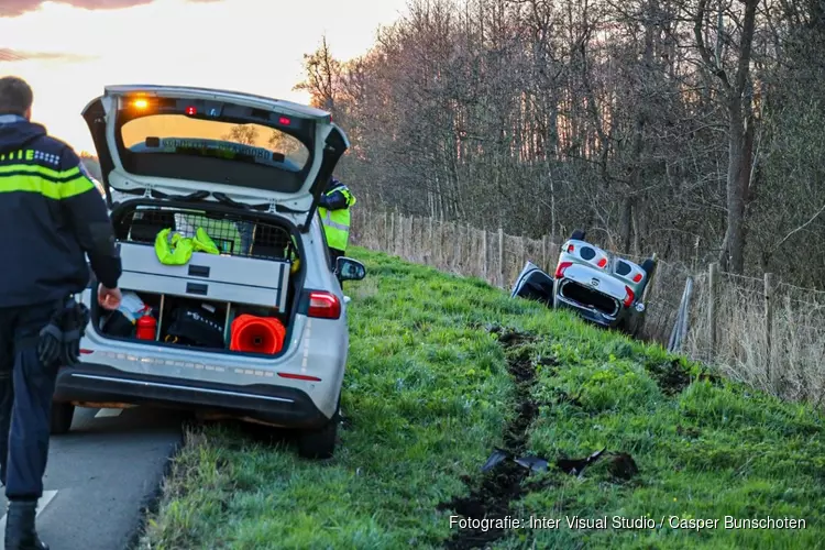 Auto op de kop in Ankeveen langs flauwe bocht N236