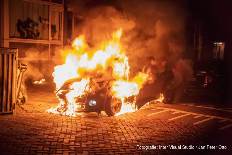Auto verwoest in Hilversum, mogelijk brandstichting