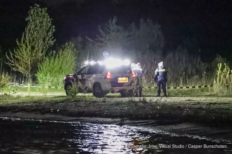 Politie zoekt in Naarden en op strand in Almere naar urgente vermissing