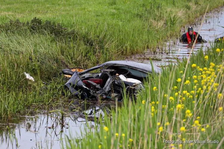 Auto te water bij ernstig ongeval in Naarden