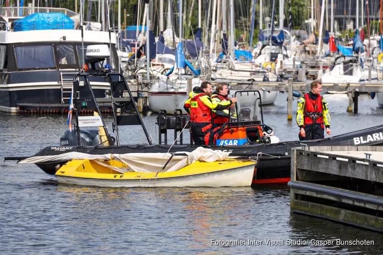 Twee personen gered na omslaan zeiljacht op het Gooimeer