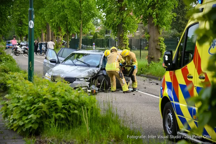 Auto tegen boom op de Rading in Loosdrecht