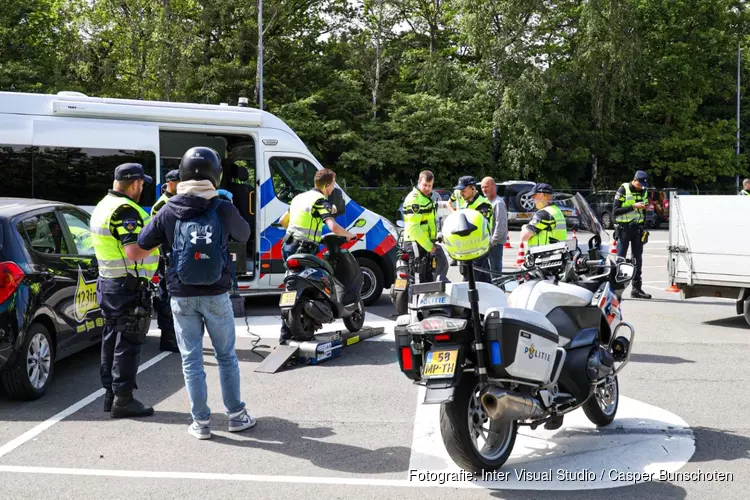 Grote politiecontrole bij station Bussum Zuid