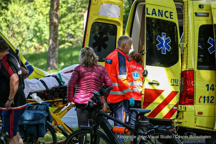 Aanrijding op fietspad in Huizen, traumahelikopter ter plekke