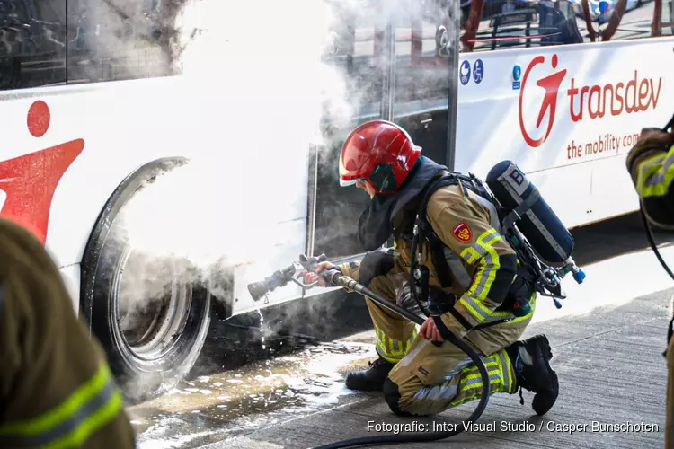 Bus bijna in brand in Huizen