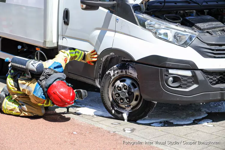 Brandje in motorblok van bakwagen in Naarden