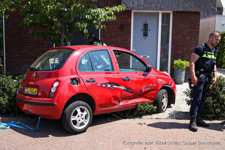 Auto eindigt in voortuin in Blaricum