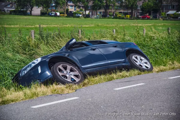 Auto in sloot in Nederhorst den Berg