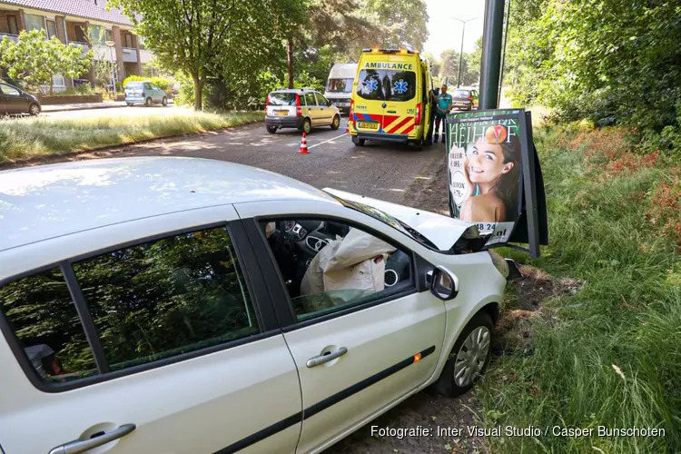 Automobiliste rijdt tegen paal in Huizen