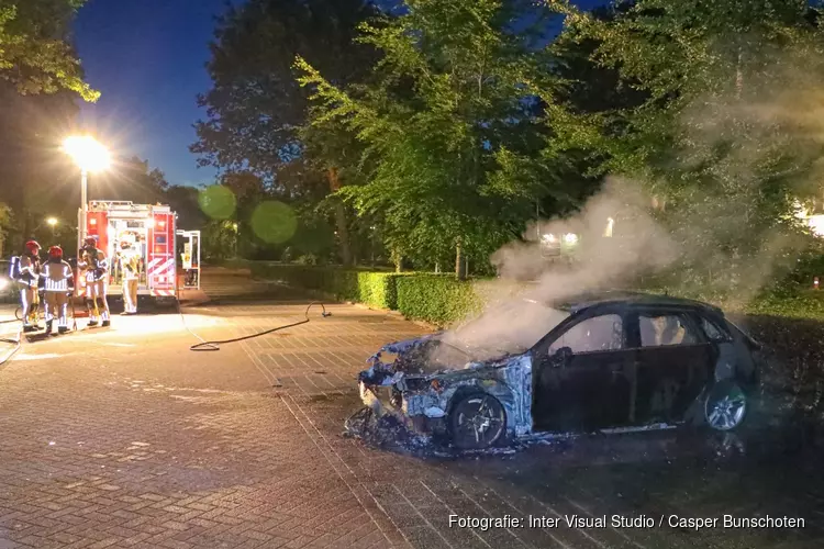 Auto door brand verwoest in Laren