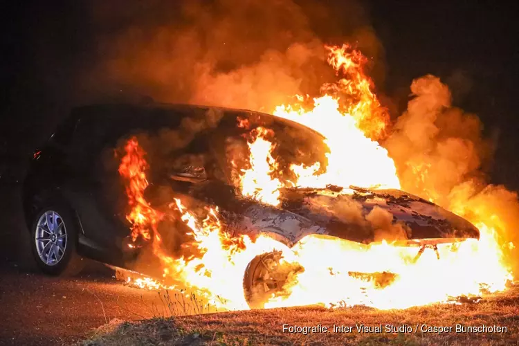 Auto in brand op afgelegen parkeerplaats in Huizen