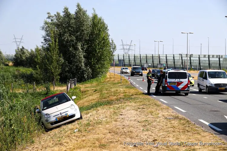 Automobilist raakt van de weg door "tik" van andere auto in Muiden