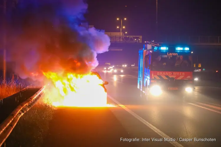 Auto door brand verwoest op A1 bij Laren