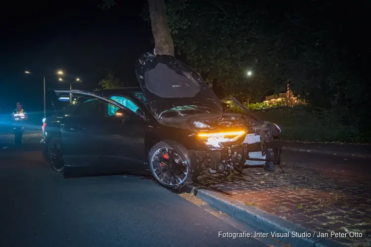 Automobiliste krijgt ongeluk op rotonde in Hilversum