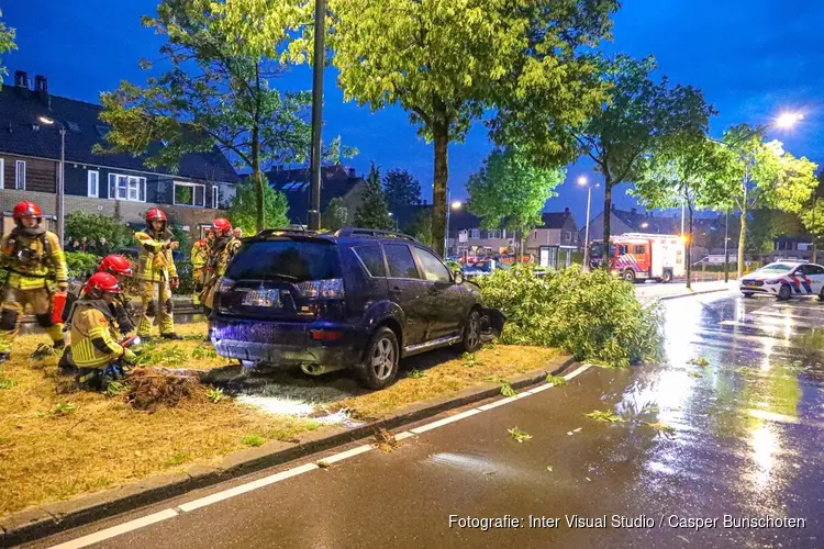 Auto tegen boom in Huizen, brandweer komt ter plaatse vanwege lekkende LPG-tank