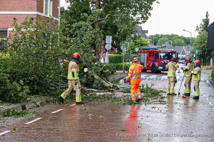 Naarderstraat in Laren in twee richtingen afgesloten na stormschade