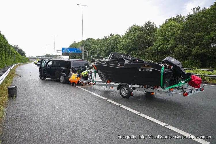 Aanhanger geschaard op A1, Duits gezin komt met de schrik vrij