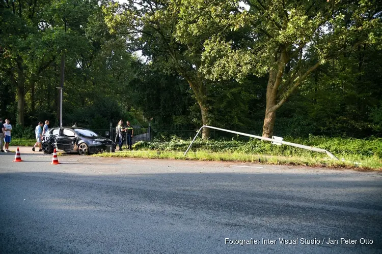 Auto vliegt uit de bocht in Hilversum