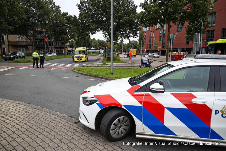 Vrouw op scootmobiel aangereden in Huizen, auto rijdt door