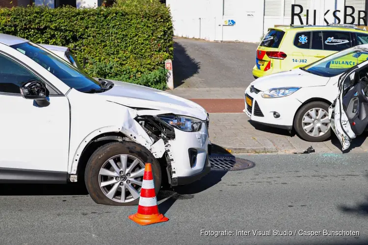 Man gewond bij uitstappen van auto