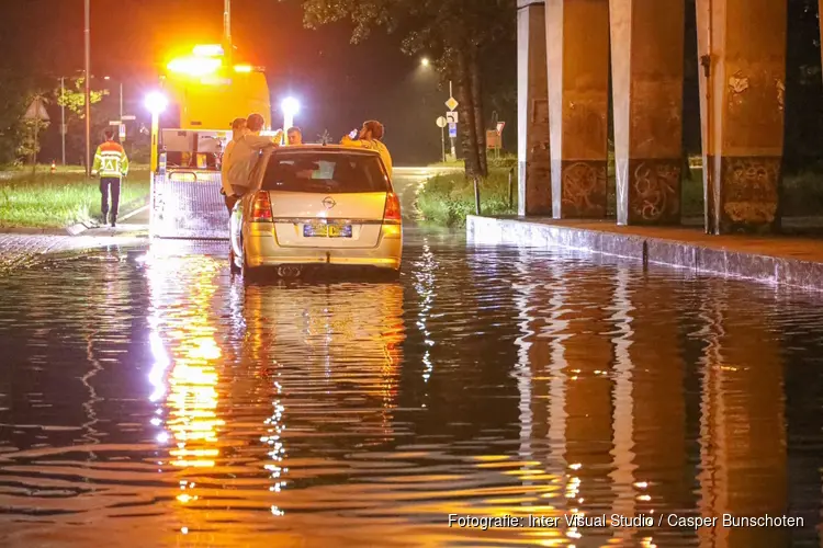 Auto`s komen vast te staan door hevige regenval
