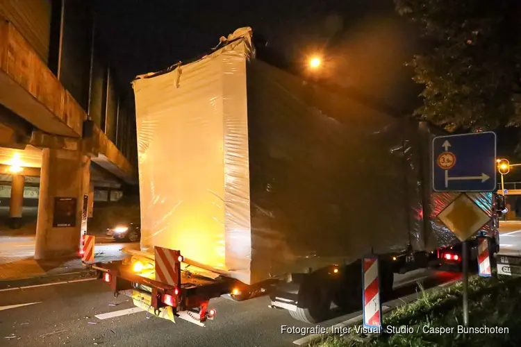 Lading van vrachtwagen raakt viaduct bij Laren