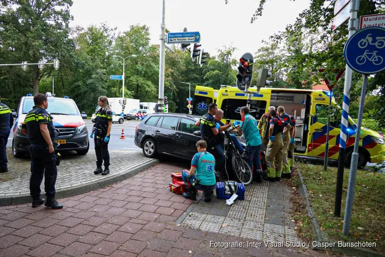 Aangereden fietser komt klem te zitten in Naarden