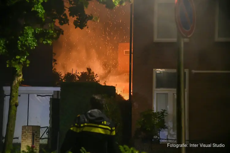 Brand legt schuur in de as in Naarden