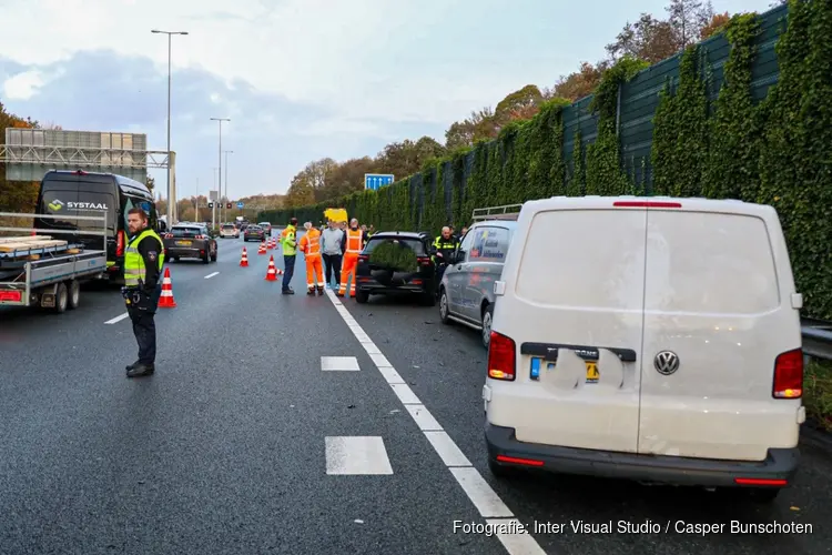 Ongeval met zes voertuigen op A1 bij Naarden